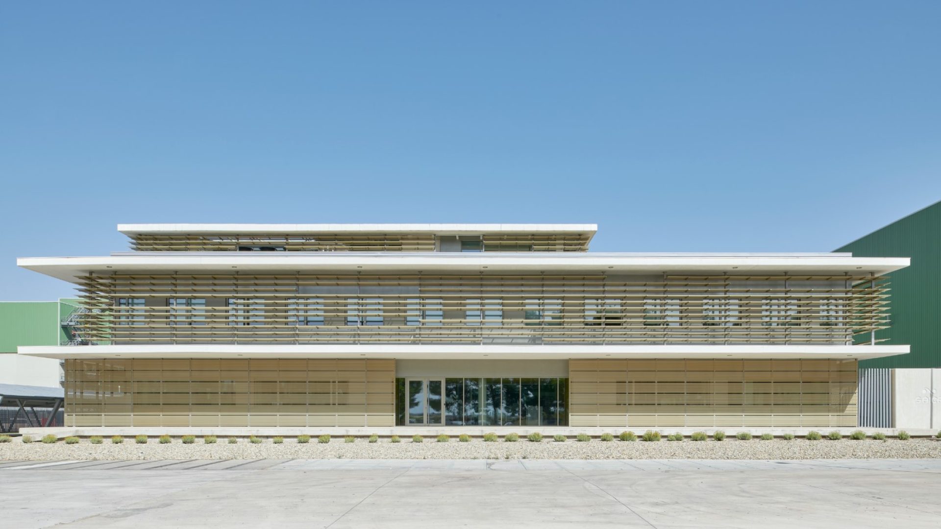 FINALISTA Mejor Iniciativa de Edificación Sostenible y/o Saludable en Aragón: Edificio R + D + I Saica en el Burgo de Ebro de IDOM Consulting Engineering Architecture