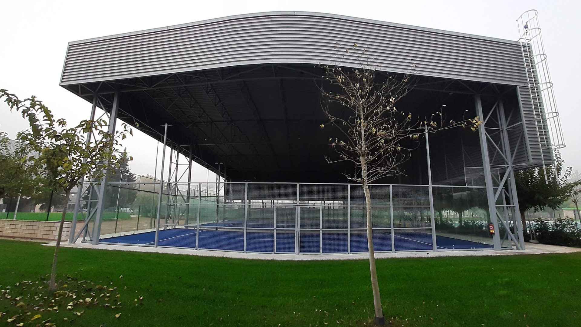 FINALISTA Mejor Proyecto Inmologístico, Industrial y/o Terciario de Edificación: Cubierta de pistas de pádel para soporte de instalación fotovoltaica en el Centro Natación Helios de José Luis Peralta y José Ángel Pérez