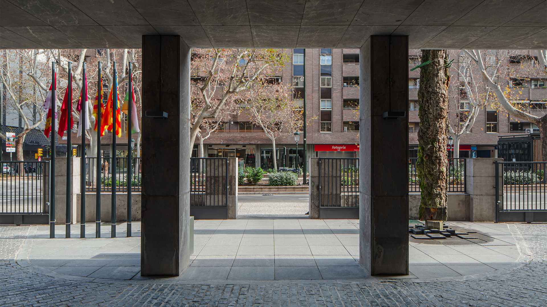 FINALISTA Mejor Iniciativa Pública en Edificación: Reurbanización del acceso a la C.H.E. en Paseo de Sagasta 24-28 (Zaragoza) de Grupo GEN Arquitectura y Sergio Latre