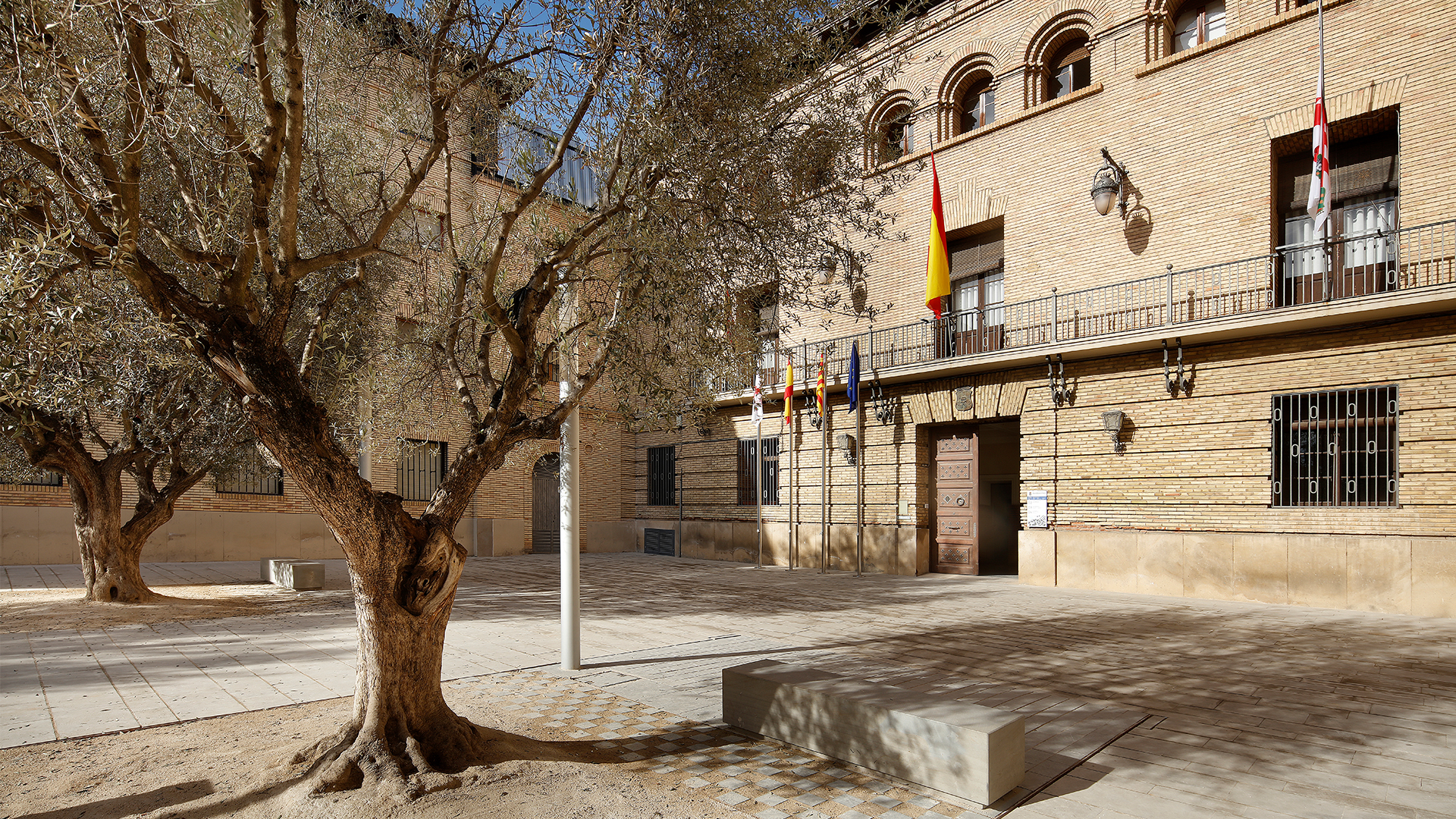 FINALISTA Mejor Iniciativa Pública en Edificación: Reurbanización de la Plaza de la Constitución en Barbastro (Huesca) de Grupo GEN Arquitectura y Sergio Latre
