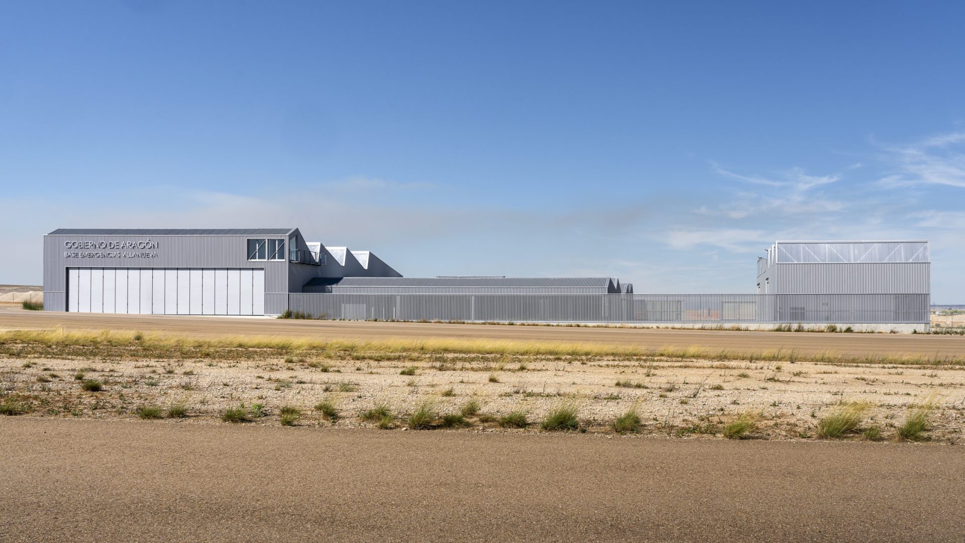 FINALISTA Mejor Iniciativa Pública en Edificación: Base de emergencias para helicópteros de protección civil e incendios forestales del Gobierno de Aragón de Dirección General de Interior y Emergencias del Gobierno de Aragón, Carroquino Arquitectos y Andres Moreno