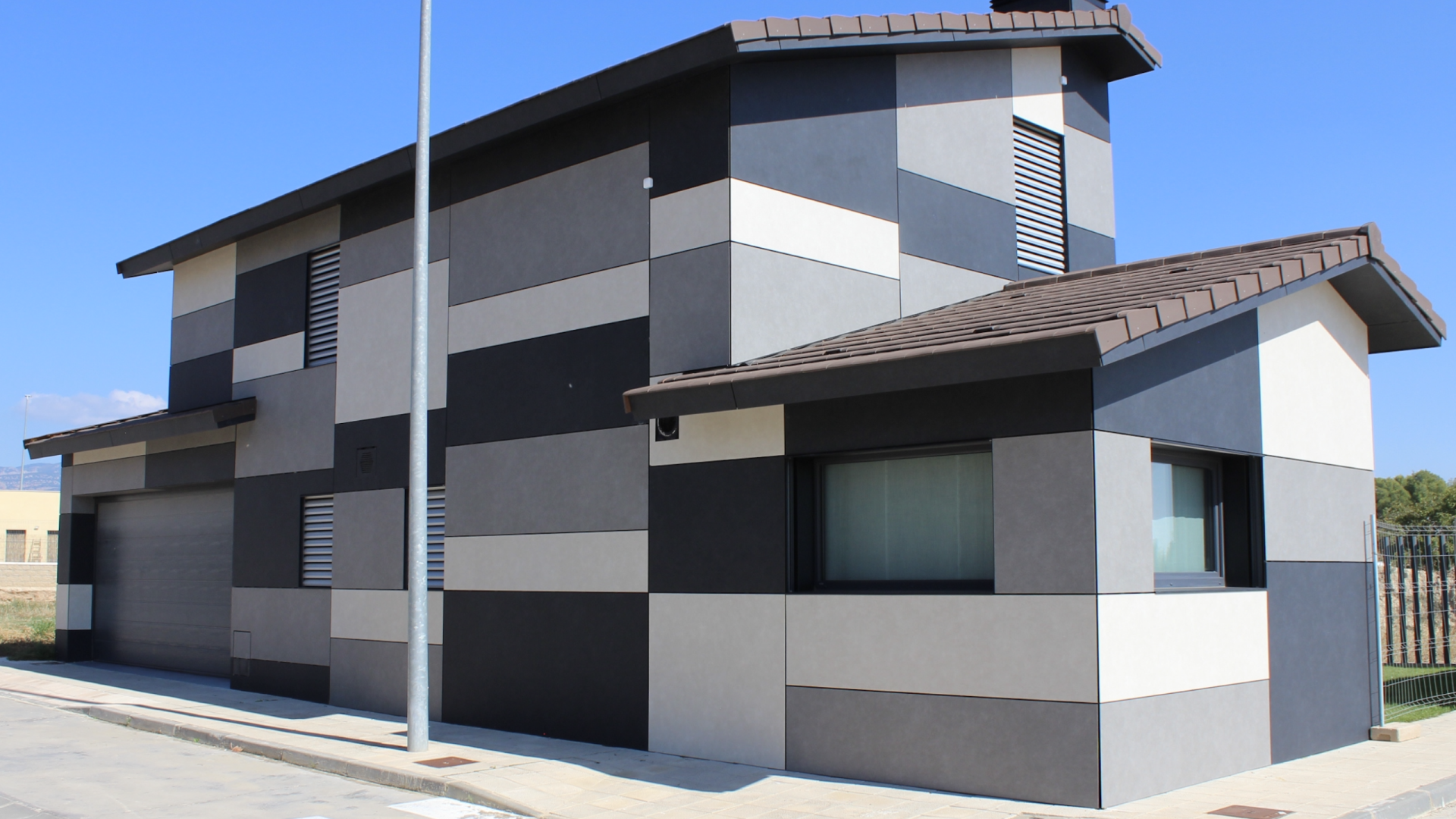 FINALISTA Mejor Iniciativa de Edificación Sostenible y/o Saludable:  Vivienda Passivhaus Premium certificada en Yéqueda, Huesca de Albert Arpón y Martínez Bernués